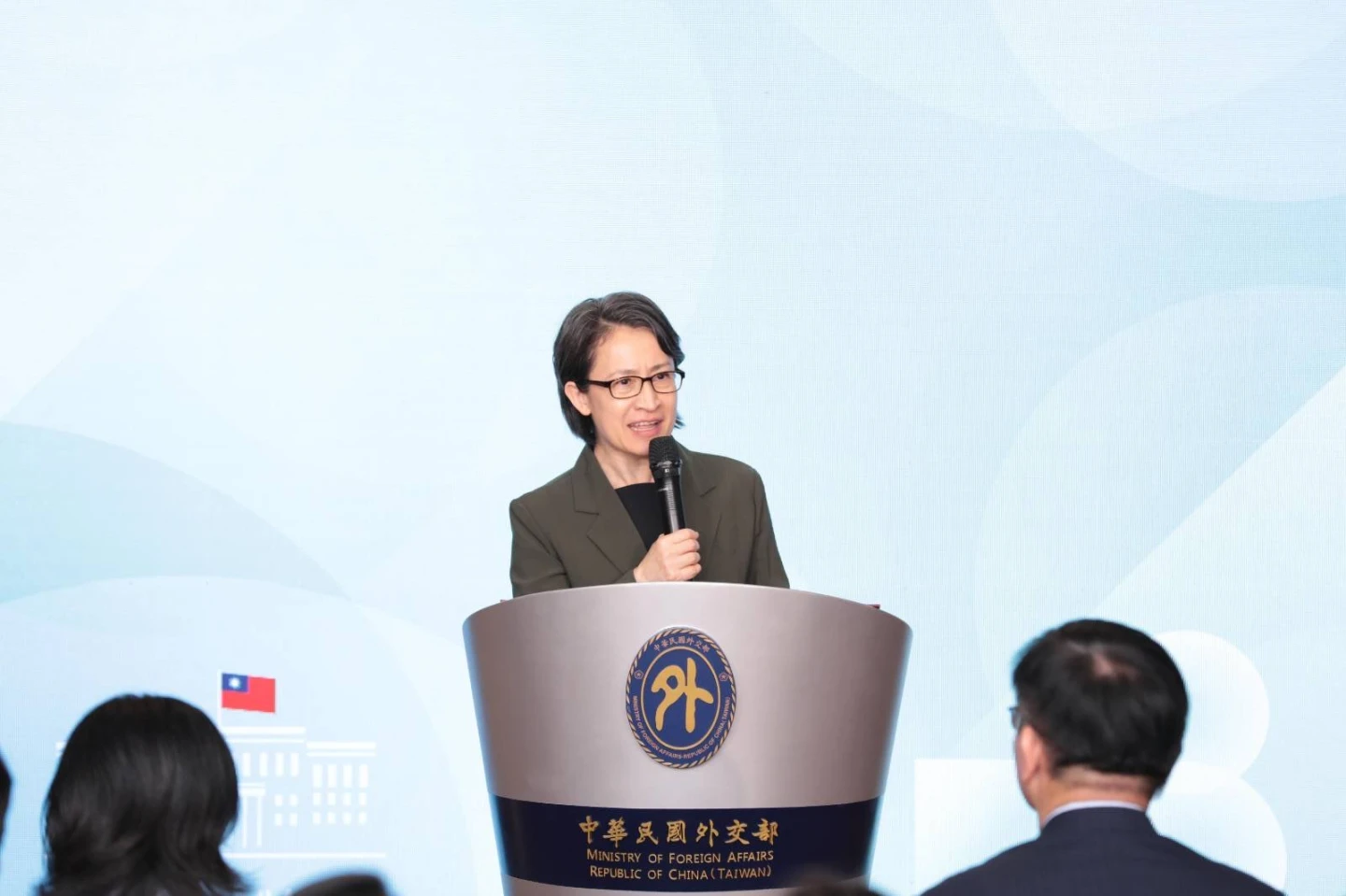 蕭美琴勉勵學員找到台灣在國際上的生存、發展空間。外交部提供