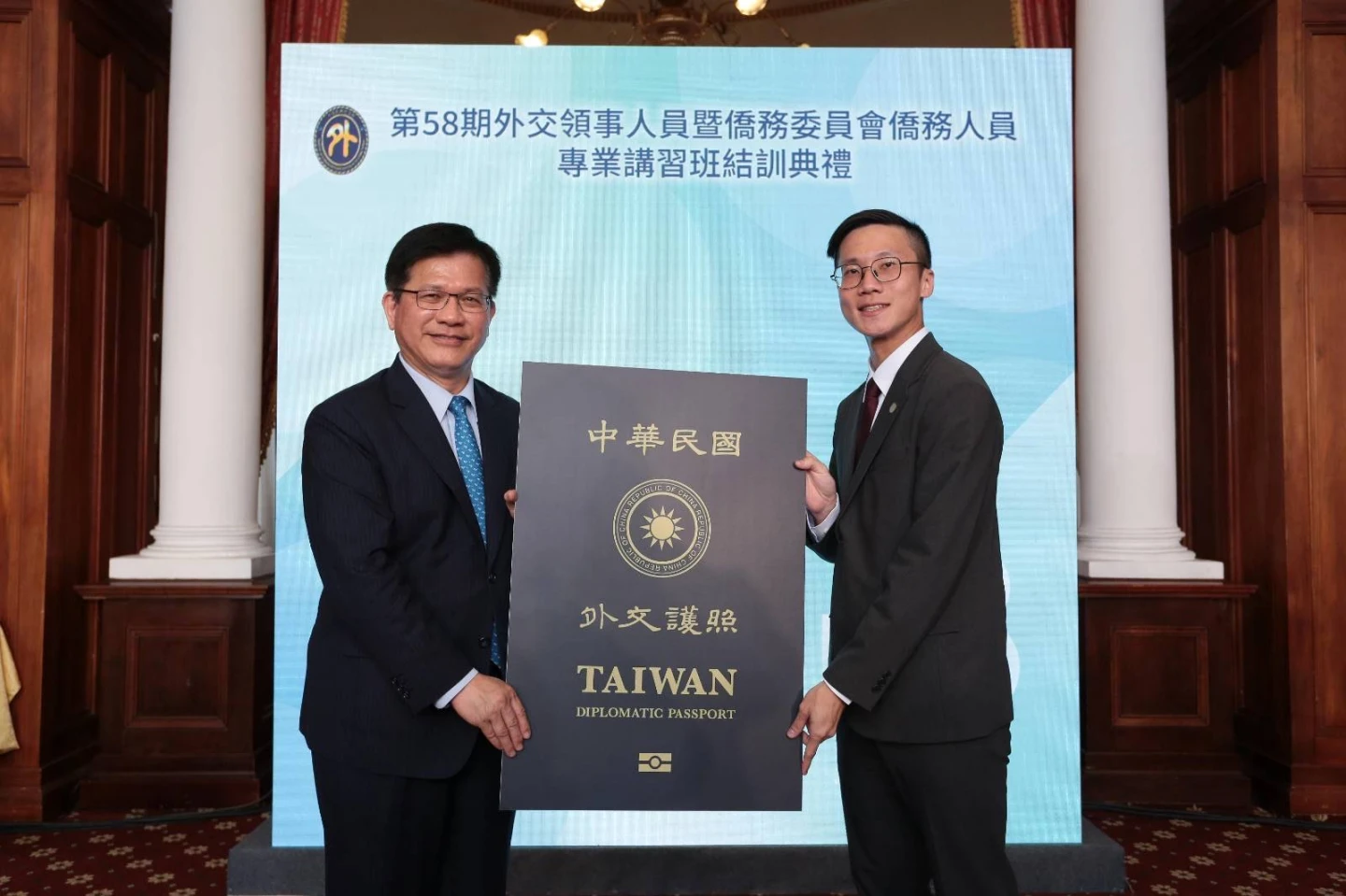 林佳龍頒發象徵外交護照。外交部提供