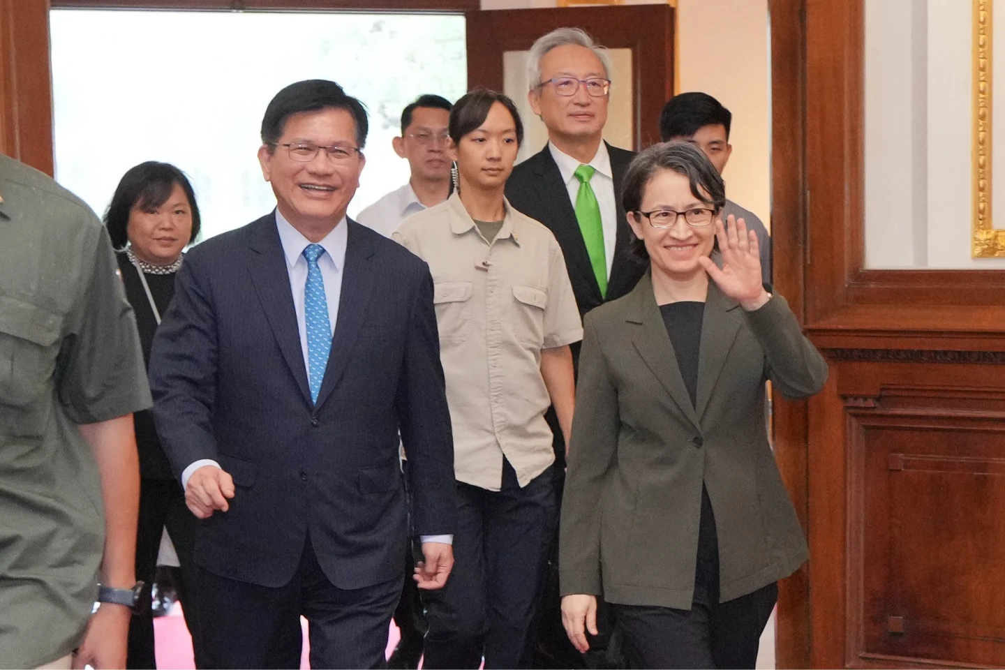 副總統蕭美琴、外交部長林佳龍昨出席外交領事人員暨僑務人員專業講習班結訓。取自林佳龍臉書