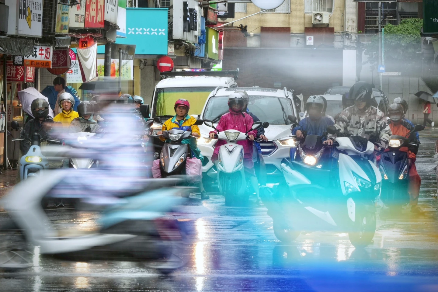 就在家門口!西南氣流挾雷雨移入中。林林 攝