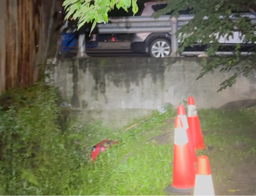 里長發現行李箱在水溝處報警。翻攝畫面