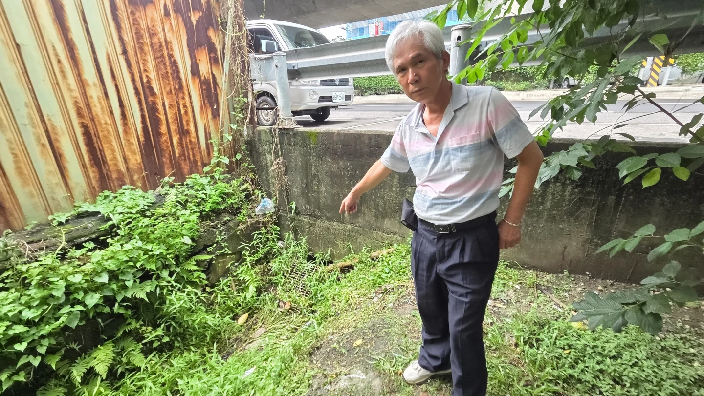 立泰里長許文章手指發現行李箱位置。曾伯愷攝