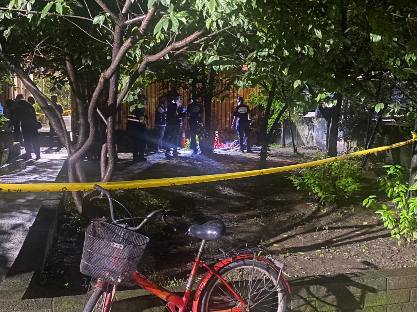 警方拉封鎖線採證。翻攝畫面