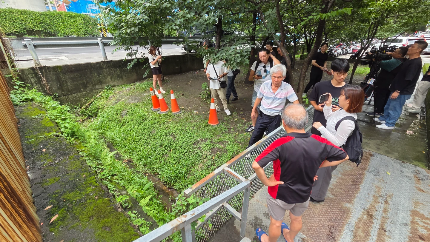 里長說明發現行李箱的狀況。曾伯愷攝