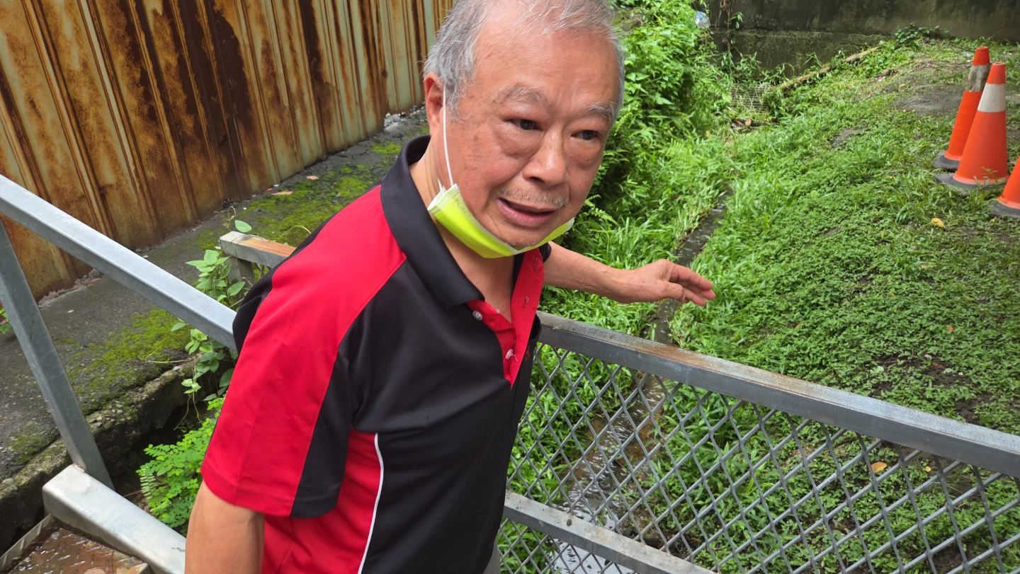 當地里民說行李箱在上周四白天就看到。曾伯愷攝