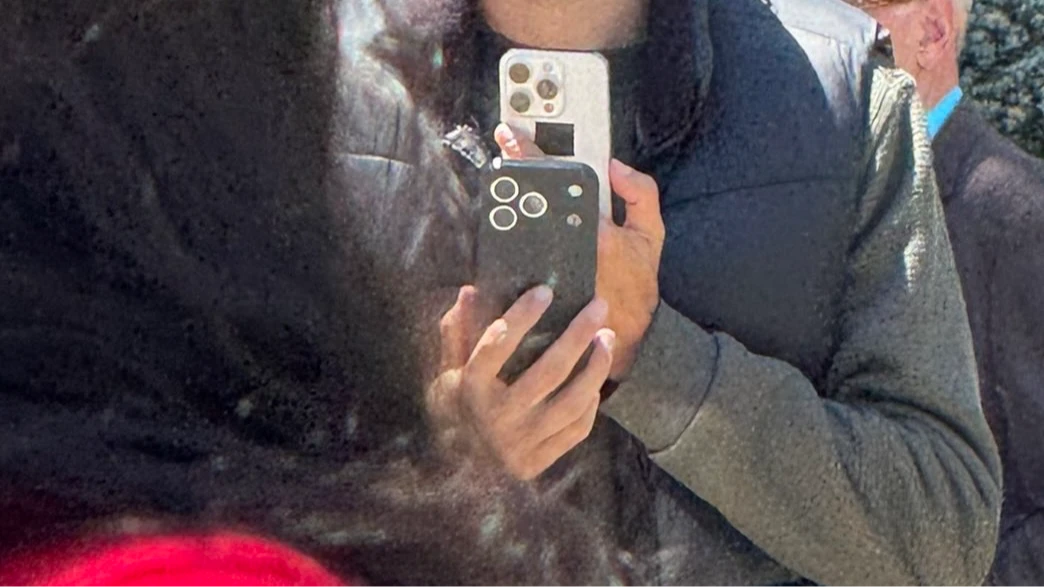 國外網友聲稱補獲野生iPhone 17 Pro(前)。翻攝自@Skyfops的X