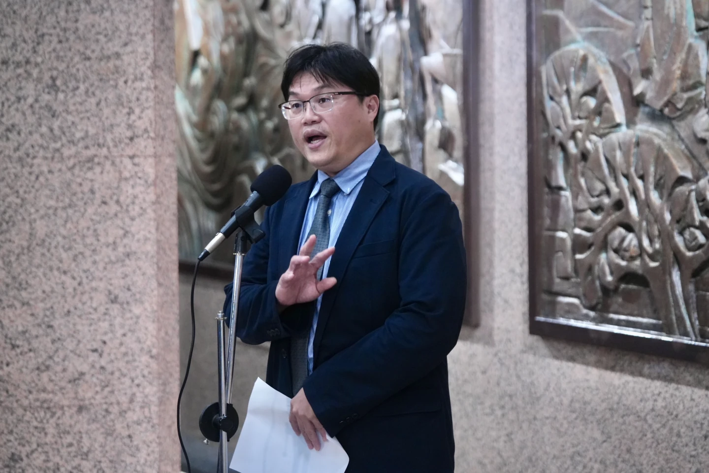 教育部今天針對台師大女足強迫抽血案,舉行跨部會專案小組會議,會後教育部次長朱俊彰受訪說明。林林攝