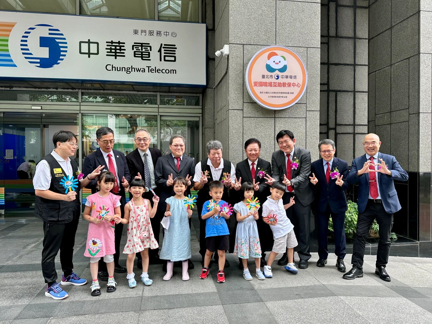 中華電信董事長簡志誠(上排右4)強調,持續落實中華電信幸福企業。陳怡文攝