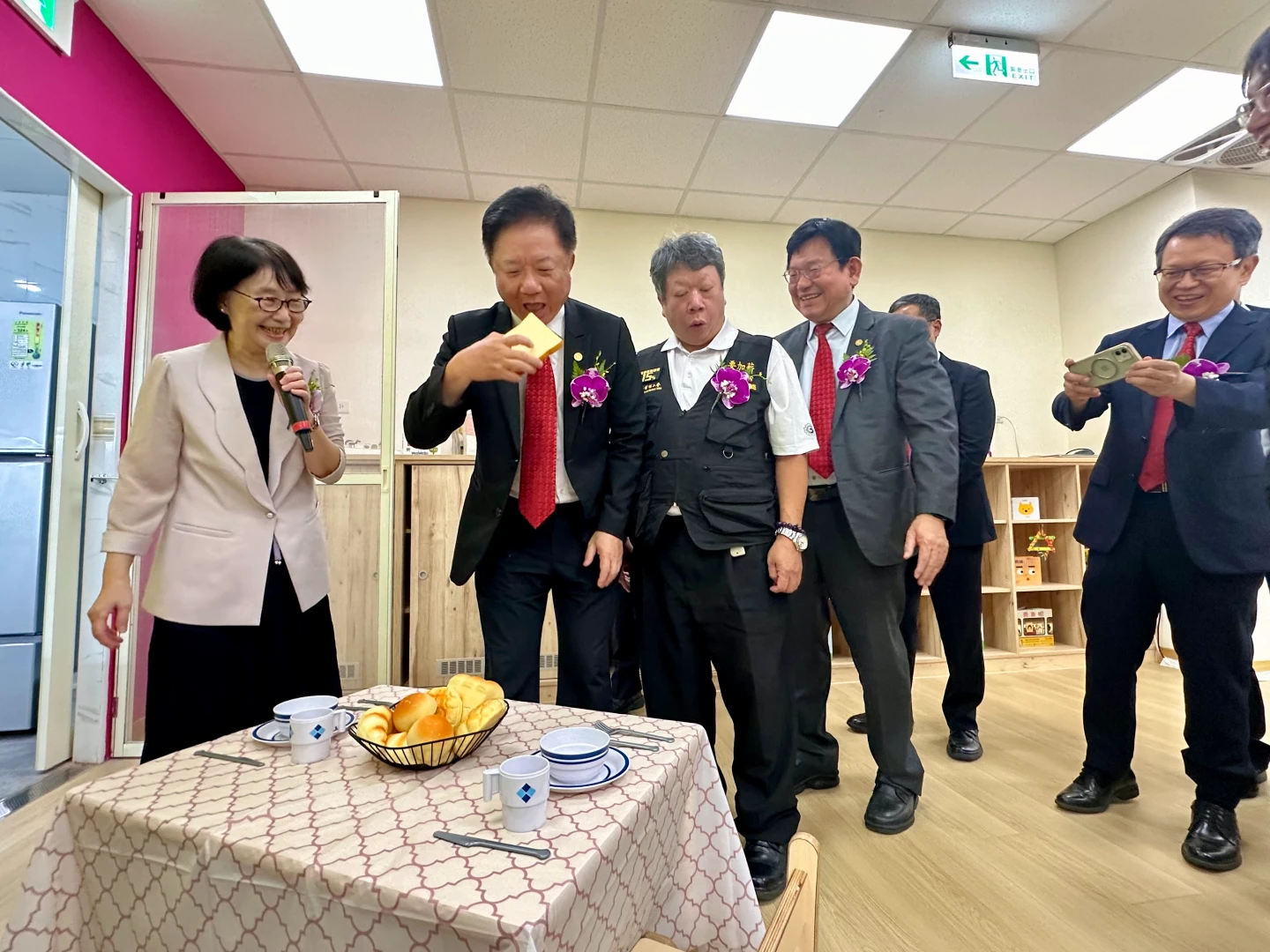 中華電信董事長簡志誠(左2)在台灣幼兒早期教育協會理事長劉百純理事長劉百純(左)介紹下開心參觀愛國教保中心。陳怡文攝