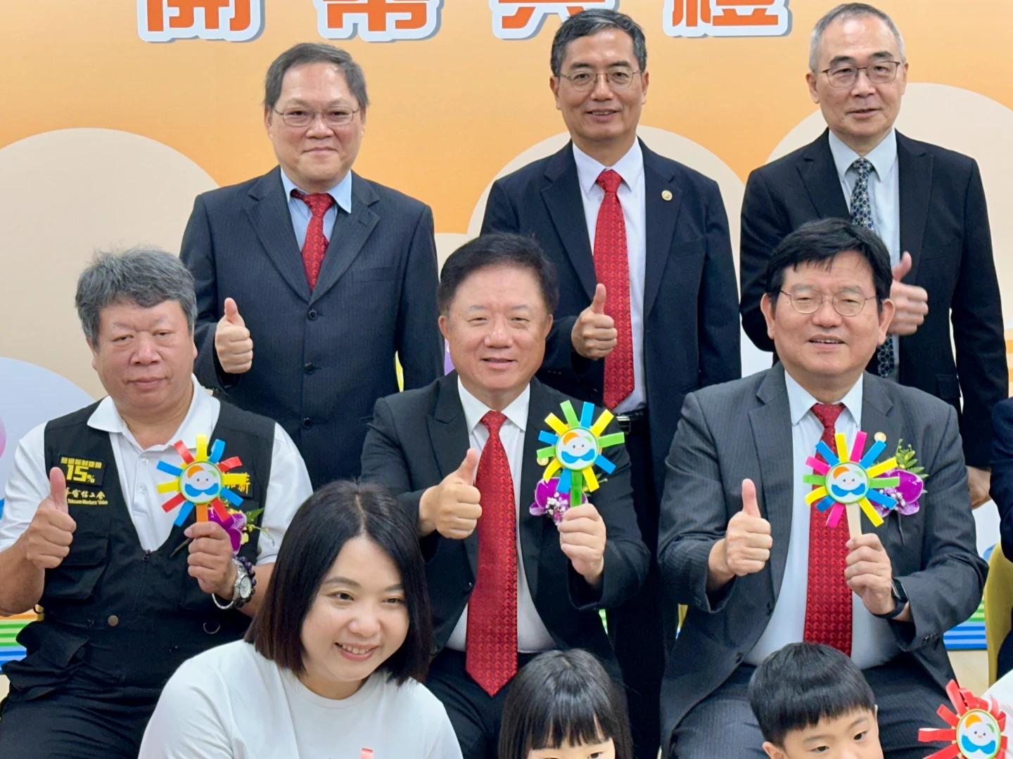 中華電信董事長簡志誠(中排中)表示,加上各項獎金等7.5個月,新鮮人就可領20多個月,碩士畢業進來可達成百萬年薪。陳怡文攝