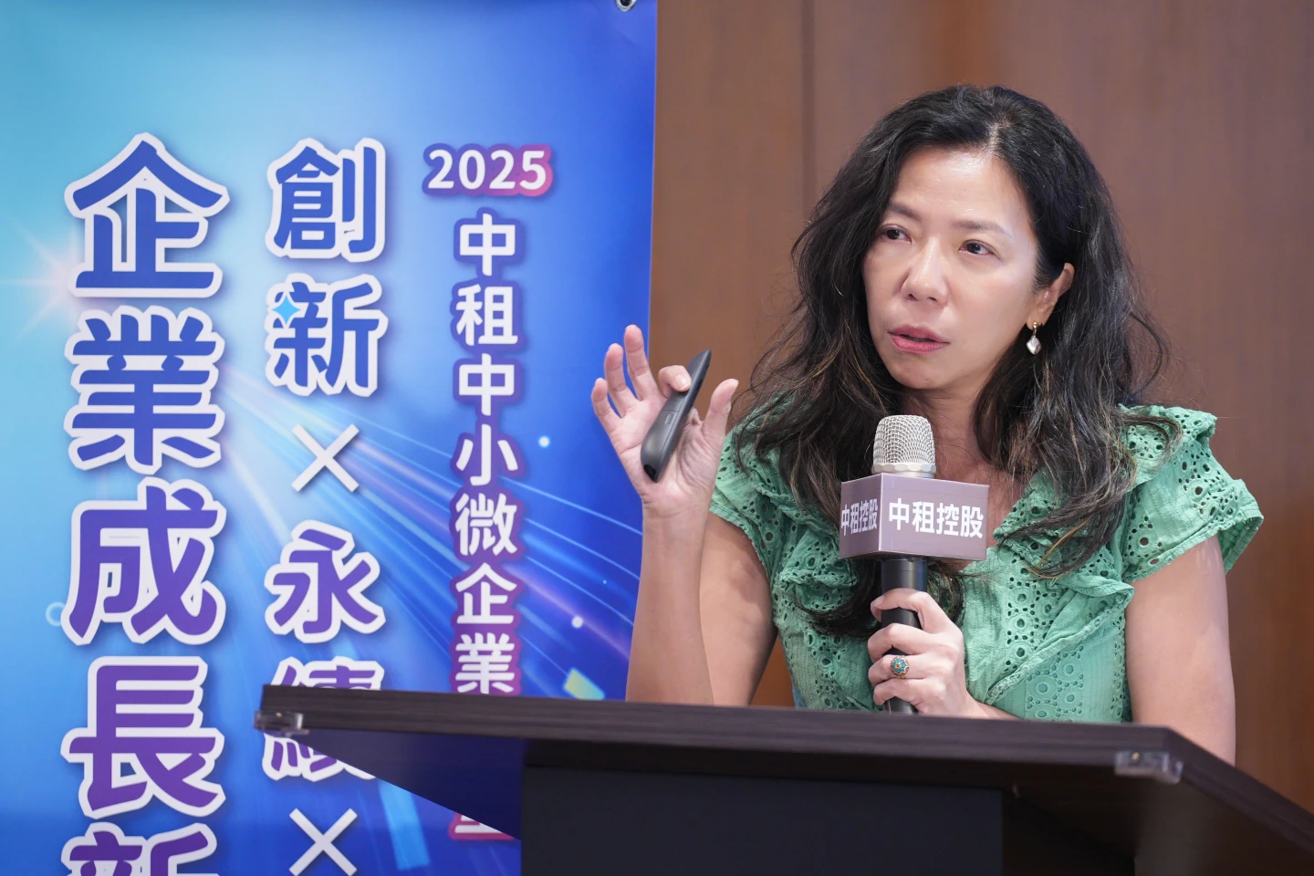 新創事業合夥創辦人詹維琪強調,品牌經營需要「一手掌握市場資訊,貼近最終客戶」,並透過系統性的規劃,協助中小企業從代工思維成功轉型。