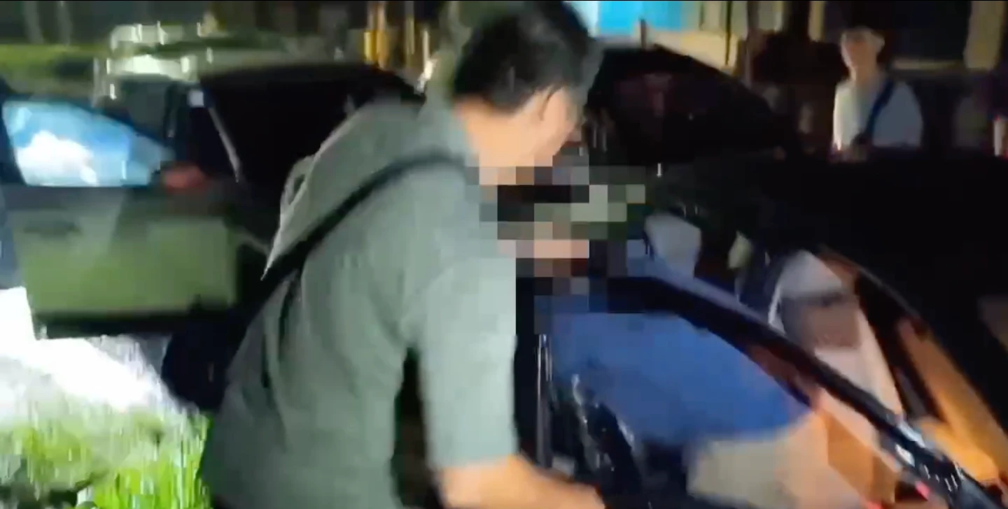 專案小組以警車包夾方姓男子駕駛的汽車,將方男拖出車外逮捕。讀者提供