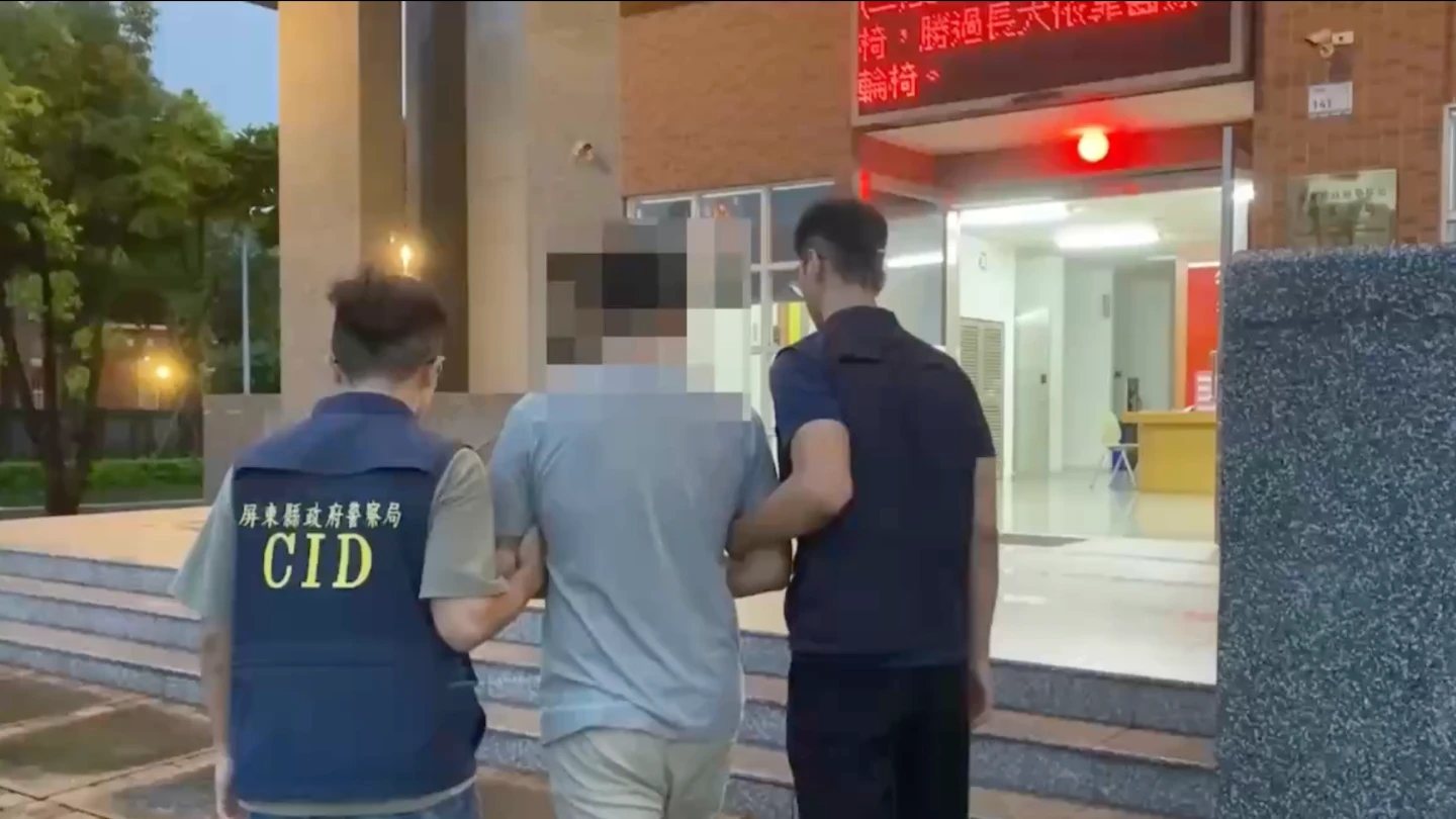 警方將方姓男子(中)逮回警局調查,訊後依傷害罪、違反槍砲彈藥刀械管制條例等罪嫌移送法辦。讀者提供