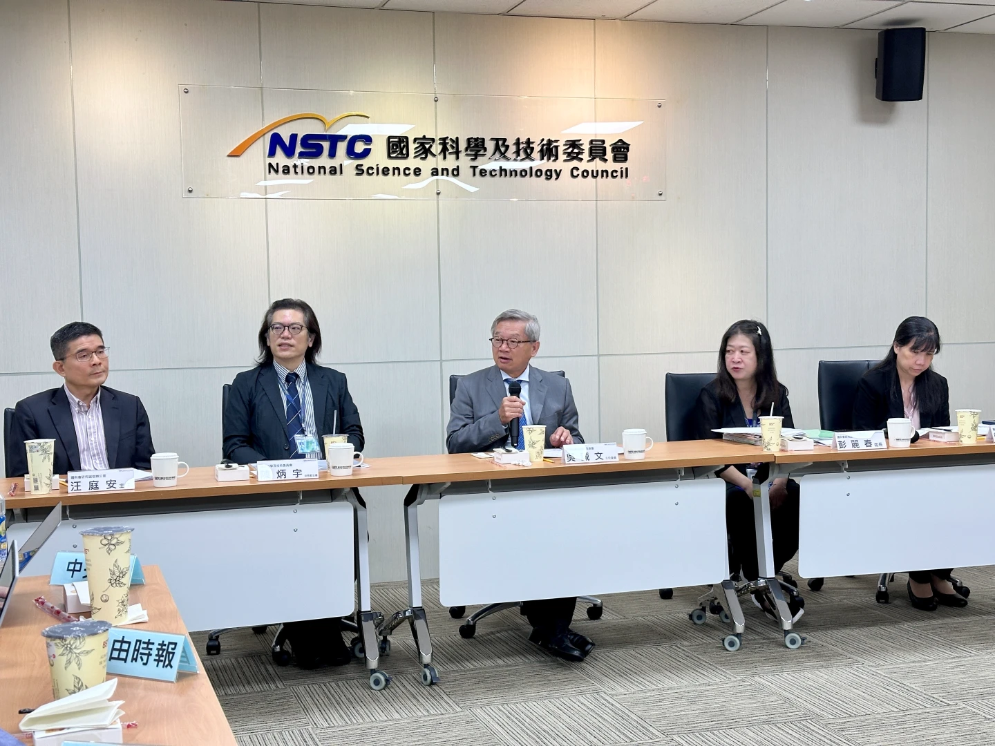 吳誠文(中)與媒體茶敘,談及台師大女足抽血案。王良博攝