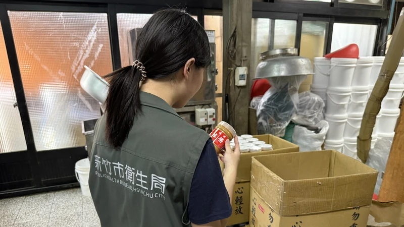 新竹福源顆粒花生醬多批產品檢出黃麴毒素超標,新竹市衛生局29日再次前往業者製造場所,責成業者依規將所有問題產品回收下架、提供民眾退換貨窗口管道,並勒令暫停生產。(新竹市政府提供)中央社