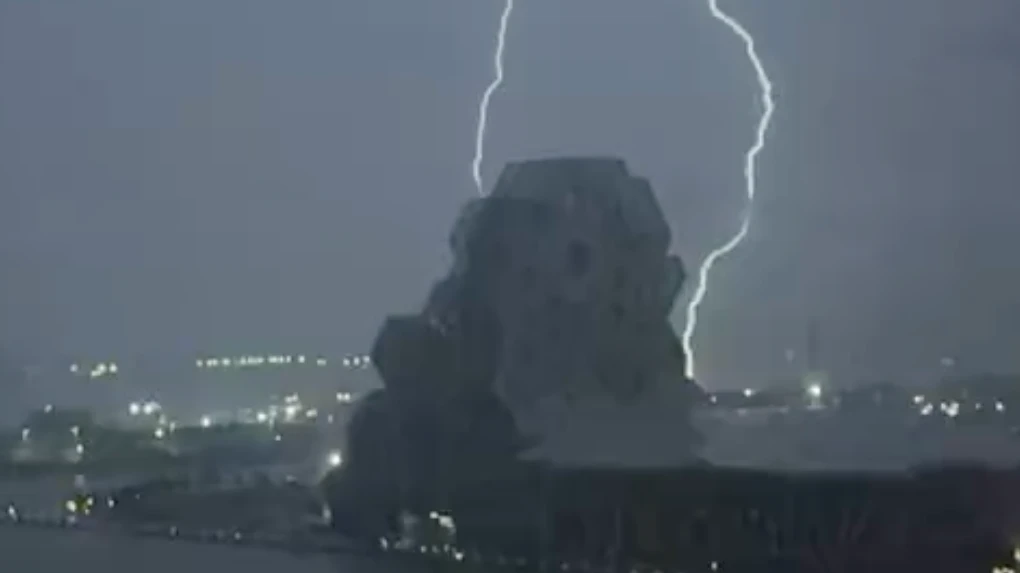 受西南氣流及颱風外圍環流影響,高雄流行音樂中心成為閃電落下的熱點。翻攝Threads/shabux2