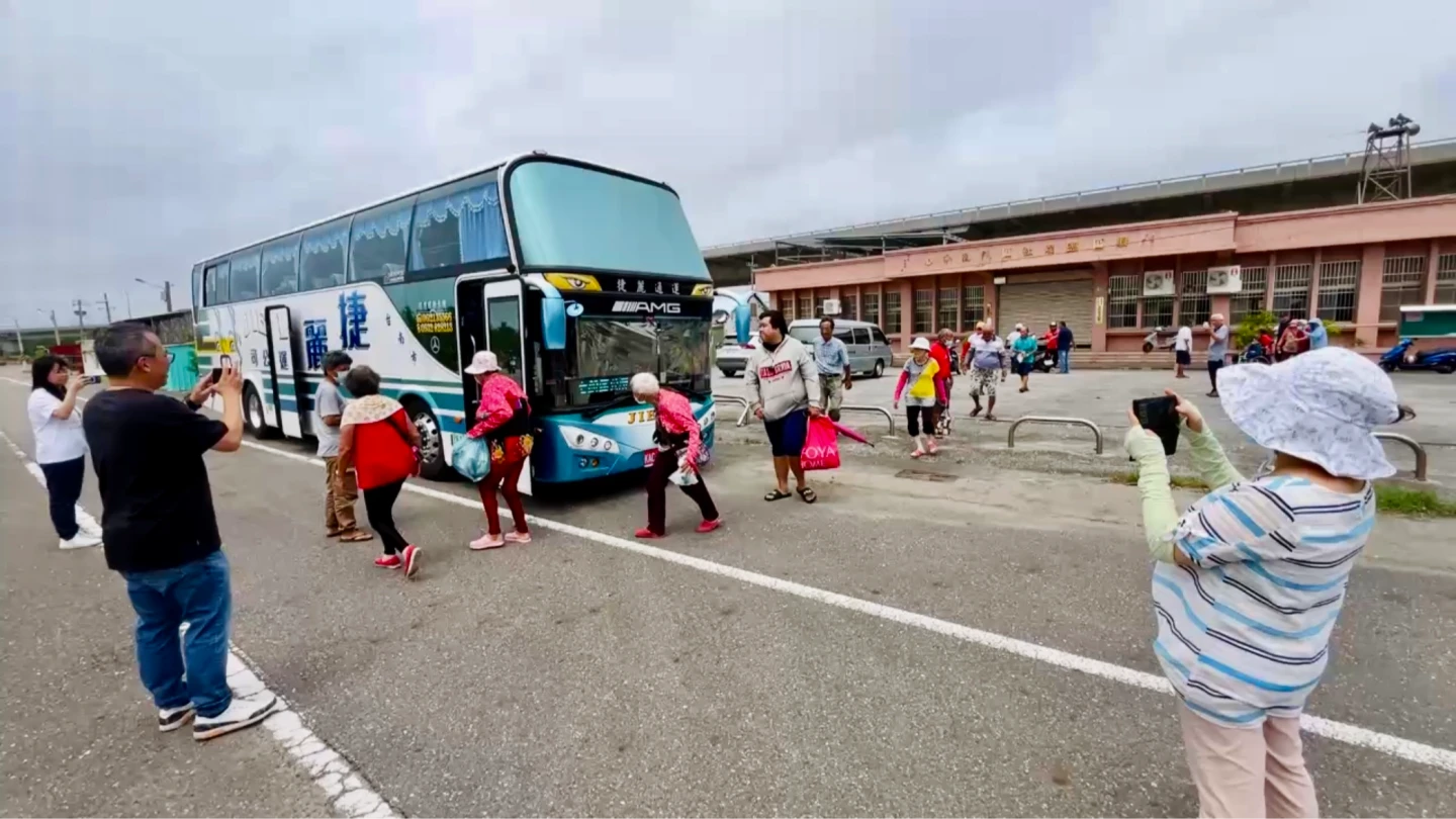 市府派車疏散七股塩埕居民。民眾提供