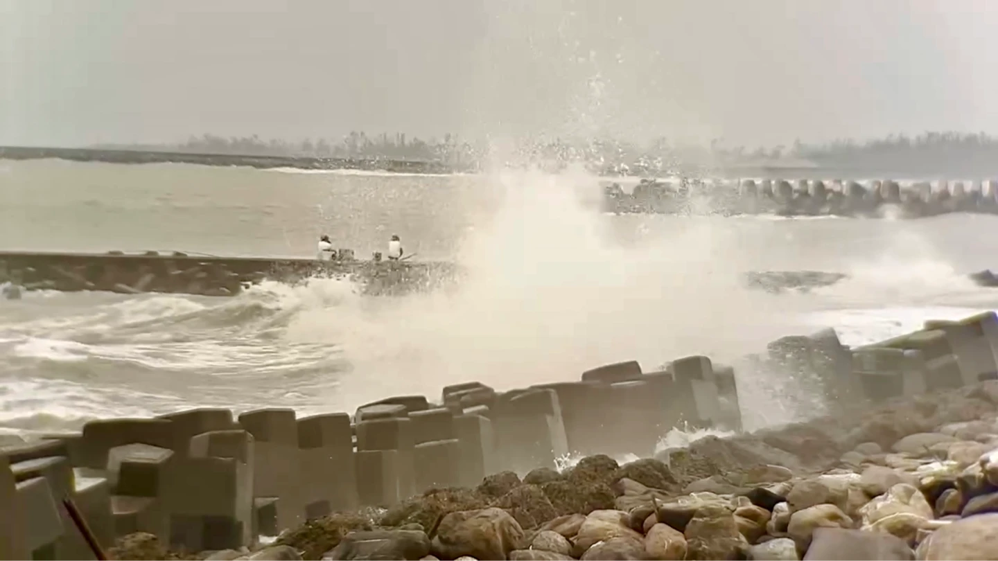 將軍沿岸掀起驚濤駭浪,消防急勸釣客離開。民眾提供