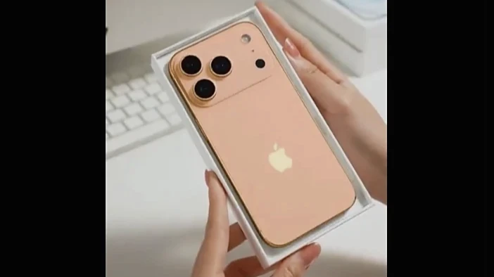 iPhone 17 Pro橘色模型機,蘋果LOGO下移。照片來源:Majin Bu