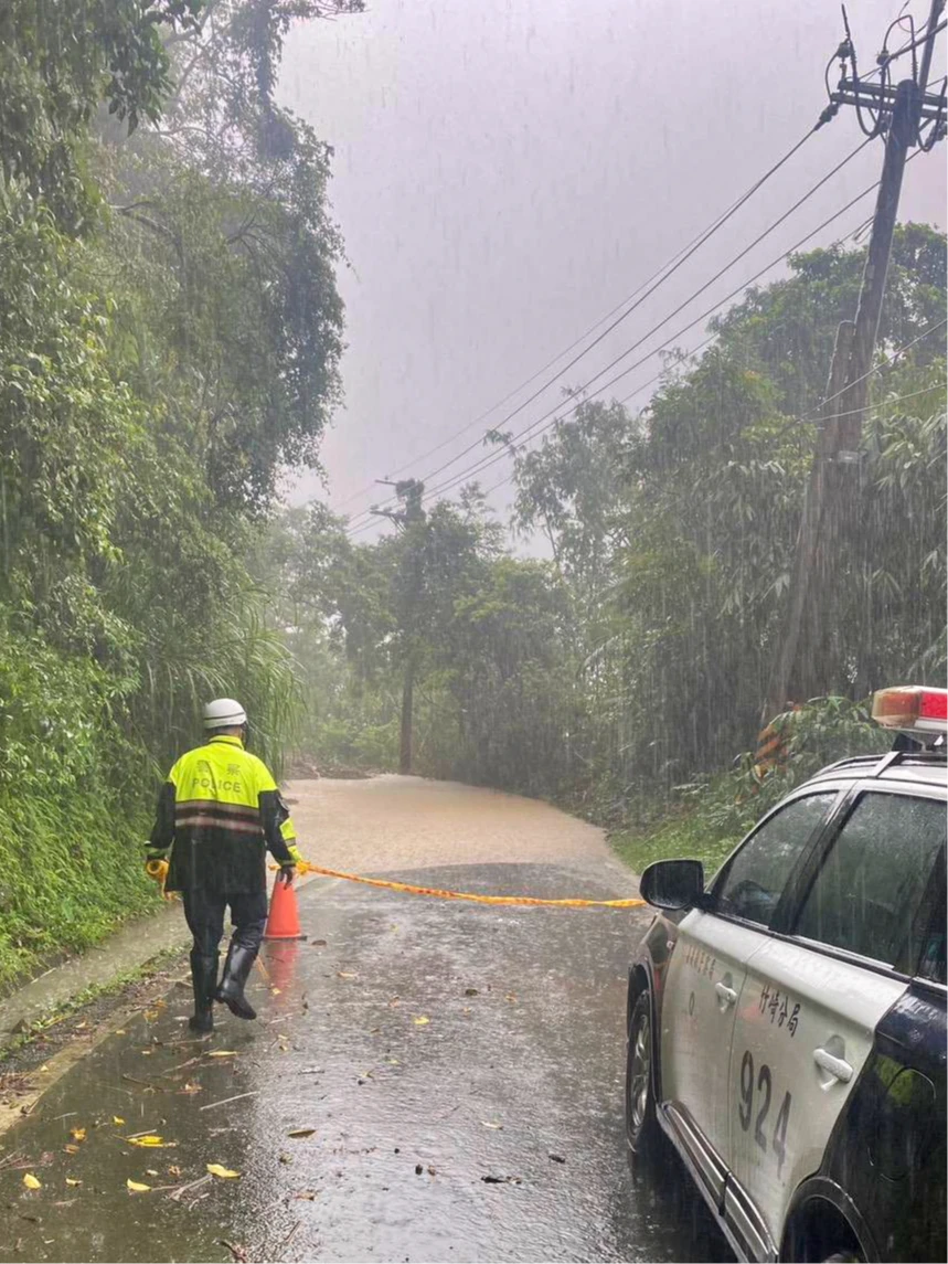 路面積水難通行。竹崎警方提供