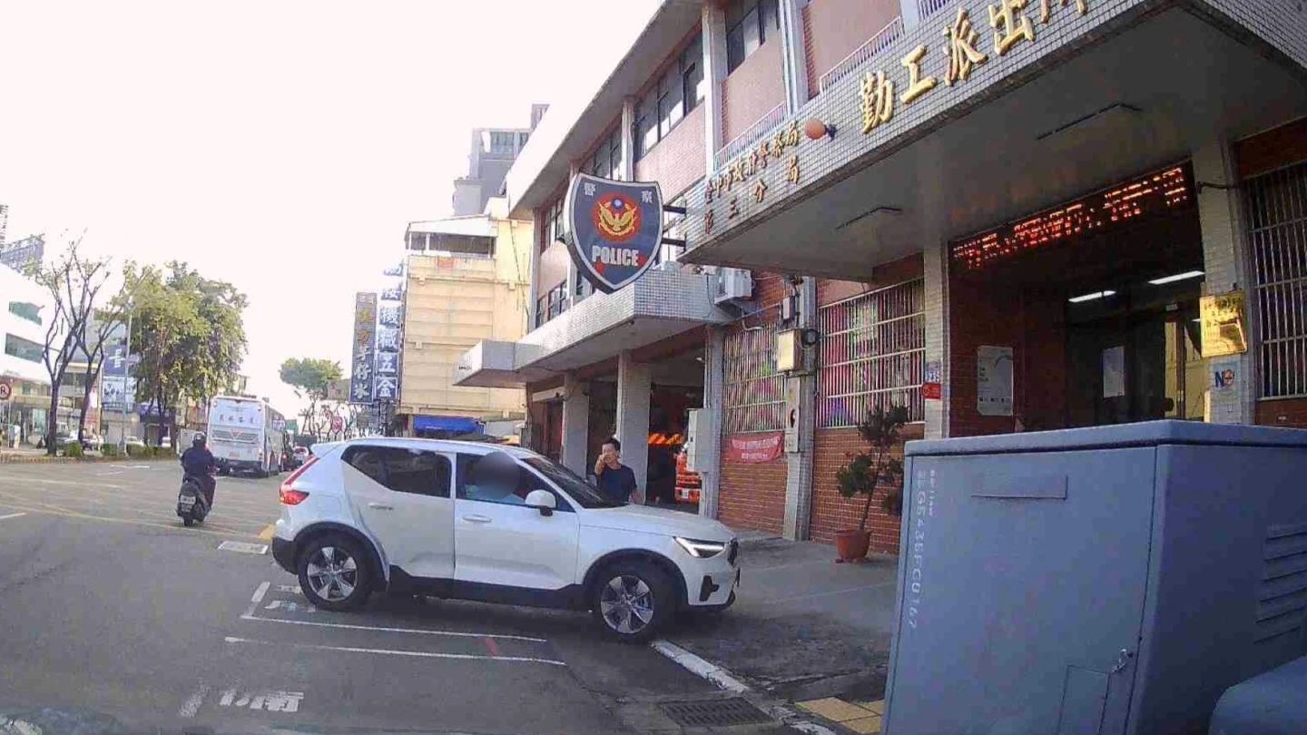 警方駕駛巡邏車護送女童就醫,並提醒自行駕車尾隨的林父注意安全。警方提供