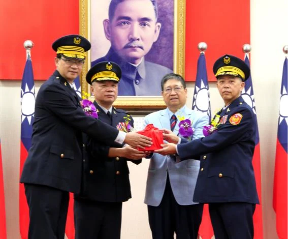 吳敬田(右1)2020年9月25日接任新竹縣政府警察局長。翻攝新竹縣政府官網