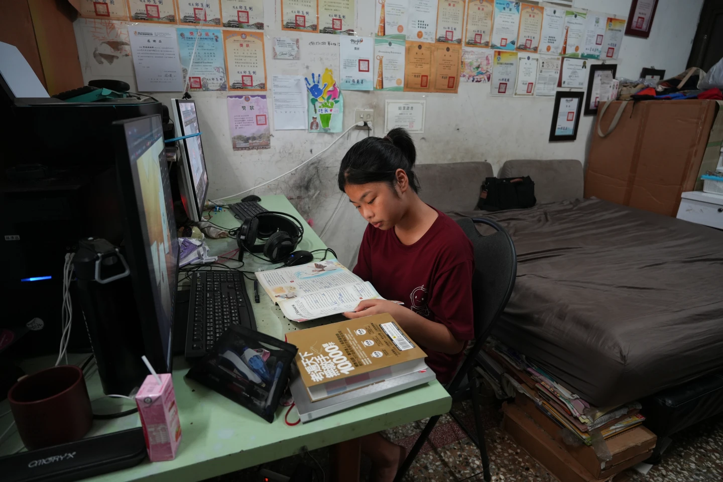 林峻巃幼稚園時,就能跟外國客人用英文聊天。陳卓邦攝