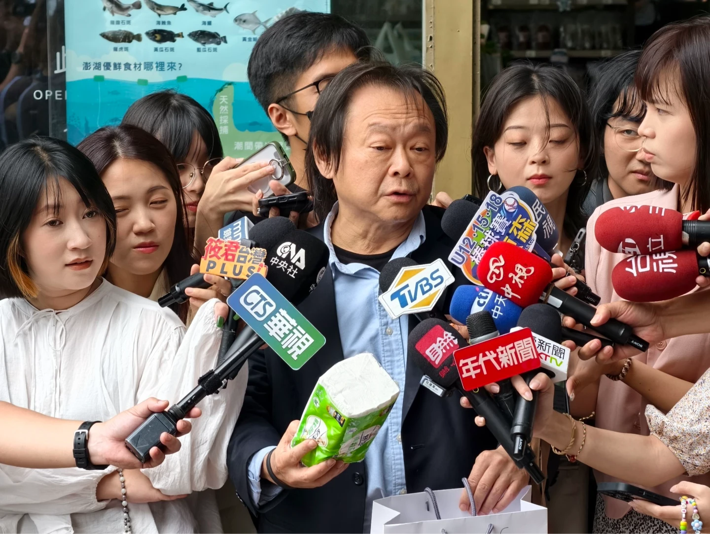 綠委王世堅出席中常會前受訪。施智齡攝