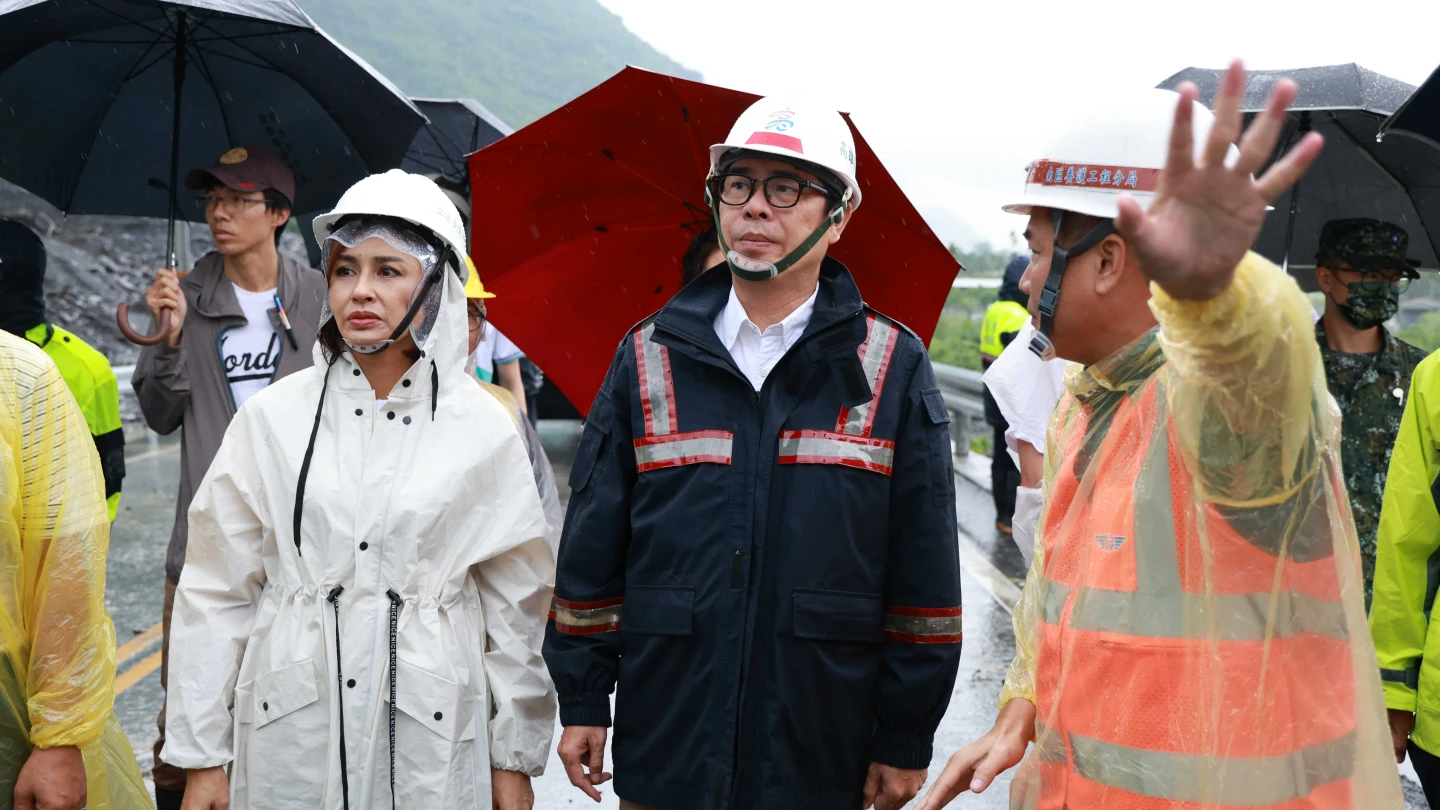 高雄市長陳其邁、立法委員邱議瑩今天上午前往六津橋現場勘查。讀者提供