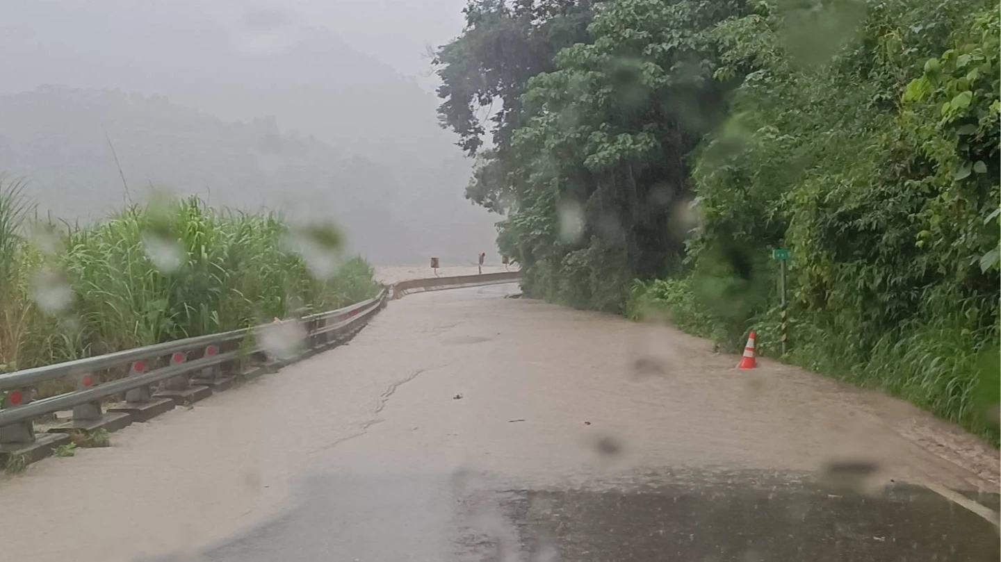 荖濃溪今天水位暴漲,溪水溢淹至台20線99k復興路段路面約200公尺,造成道路阻斷。讀者提供
