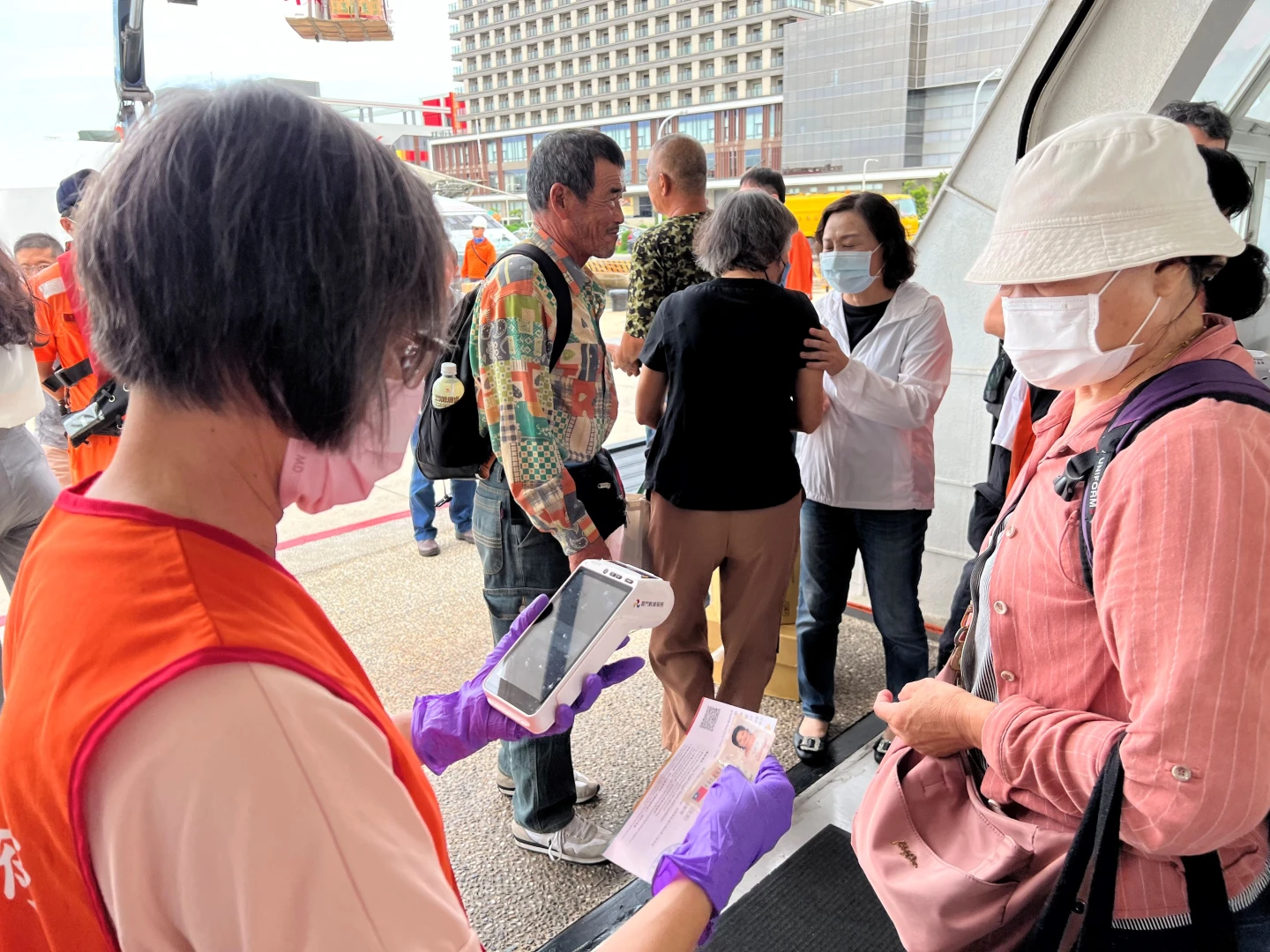 民眾配合登船身分核對情形。航港局提供
