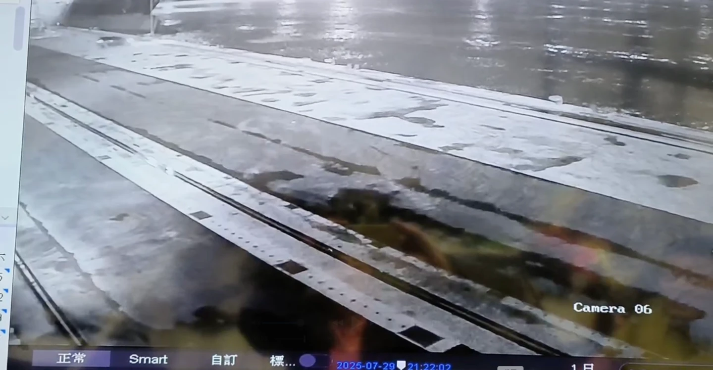 監視器拍下休旅車從高雄港70號碼頭衝進海中的畫面。讀者提供