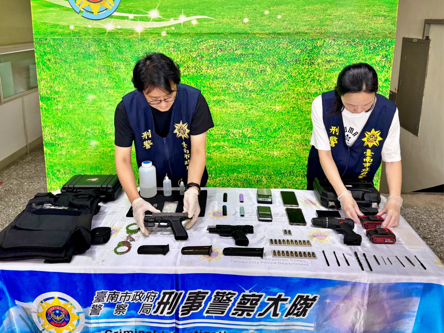 市刑大查獲槍毒、手銬等證物。市刑大提供