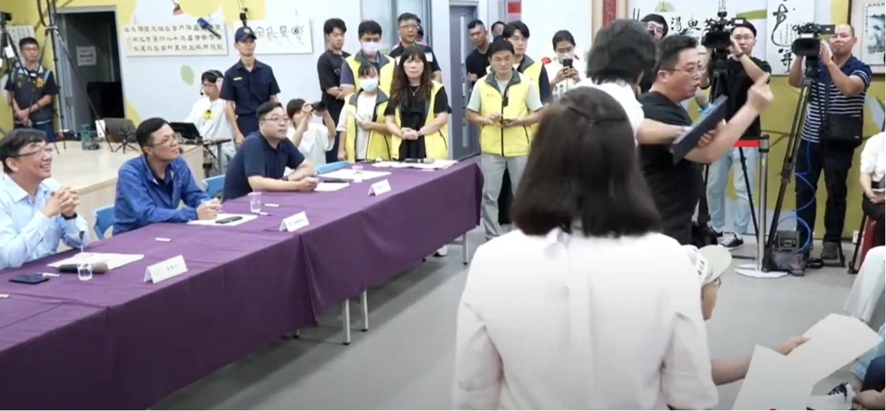 陳明義上前推了一下民眾挨批打人。翻攝新北市農業局YT頻道