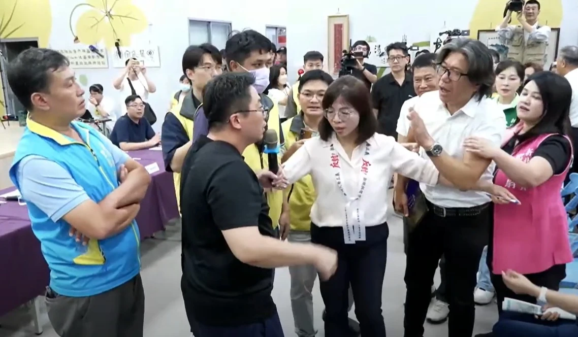 陳明義(右二)和民眾(黑衣)爆衝突。翻攝新北市農業局YT頻道