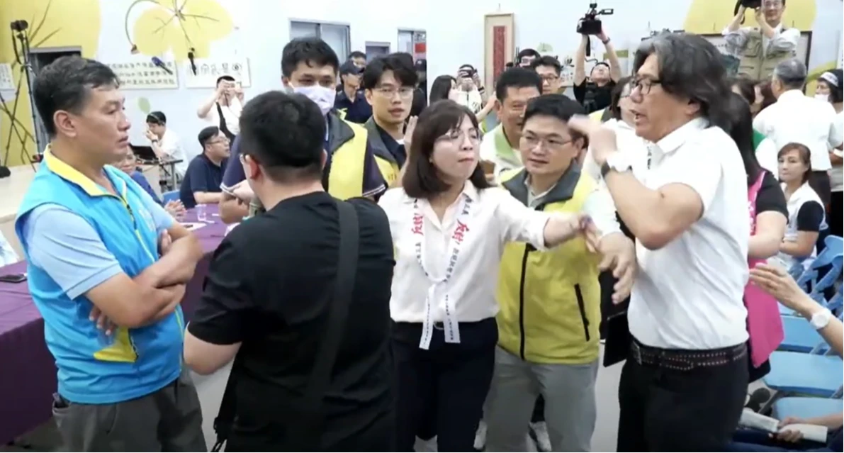 陳明義和民眾(黑衣)爆衝突遭拉開。翻攝新北農業局YT