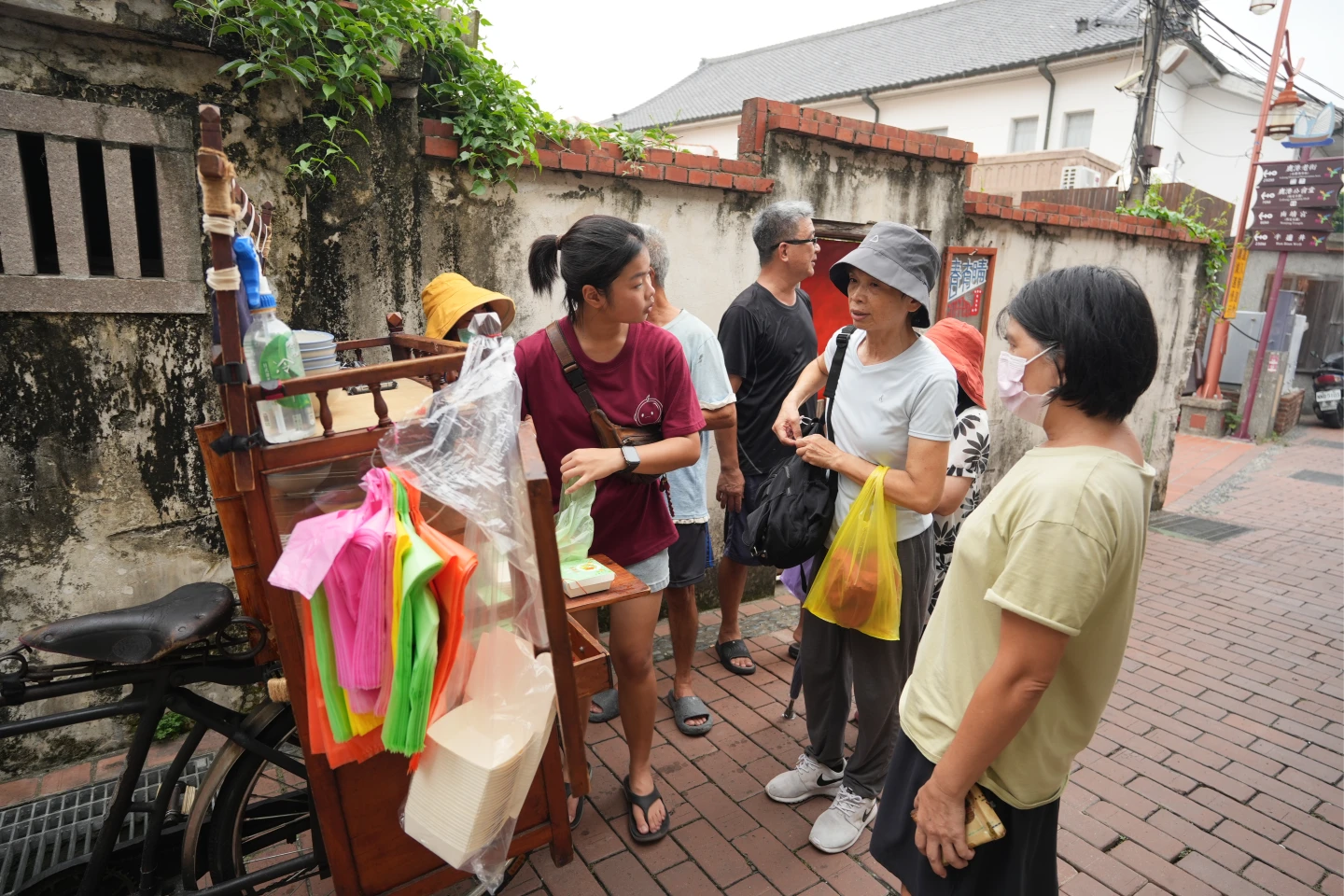 林言彤(中)和林峻巃正在招呼客人。陳卓邦攝