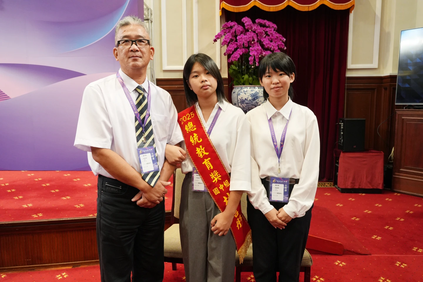 林峻巃(左)的兩個女兒林言彤(中)、林千祐(右)都獲得總統教育獎肯定。圖為三人日前出席總統教育獎頒獎典禮,陳卓邦攝