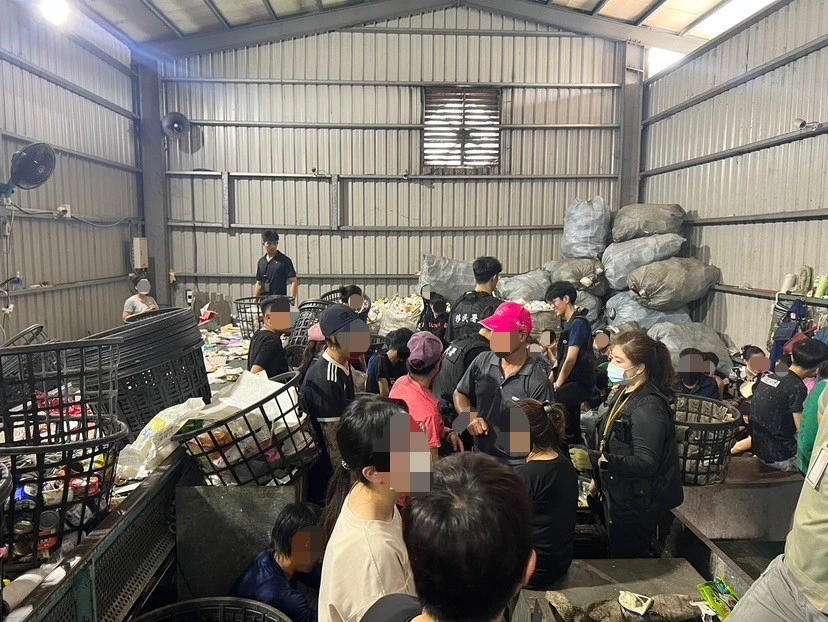 移民署新北專勤隊日前在新北市樹林區一處回收場,查獲45名越南籍非法移工。新北專勤隊提供