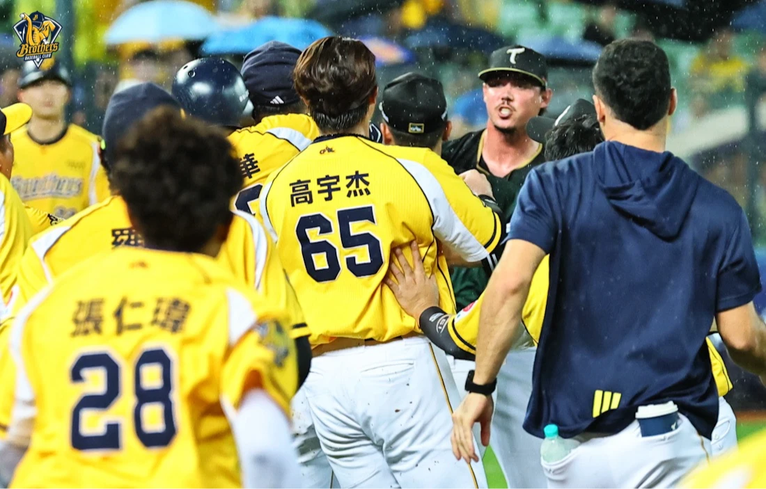 中信兄弟與台鋼雄鷹在3局下出現雙方清空板凳的大場面。中信兄弟提供