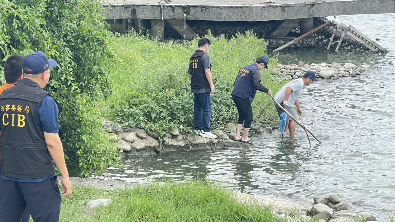 警方在蓮池潭打撈證物。讀者提供