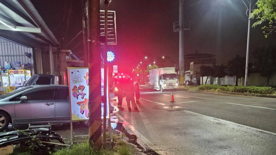 高雄市大寮區光明路一段今晚8時許傳出疑似不明氣體外洩,消防局、環保局及瓦斯公司人員已到場處理。讀者提供