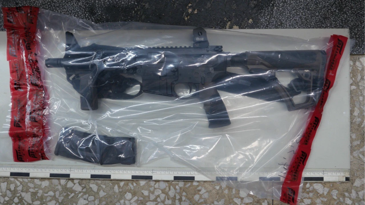 檢警查獲衝鋒槍等槍械。讀者提供