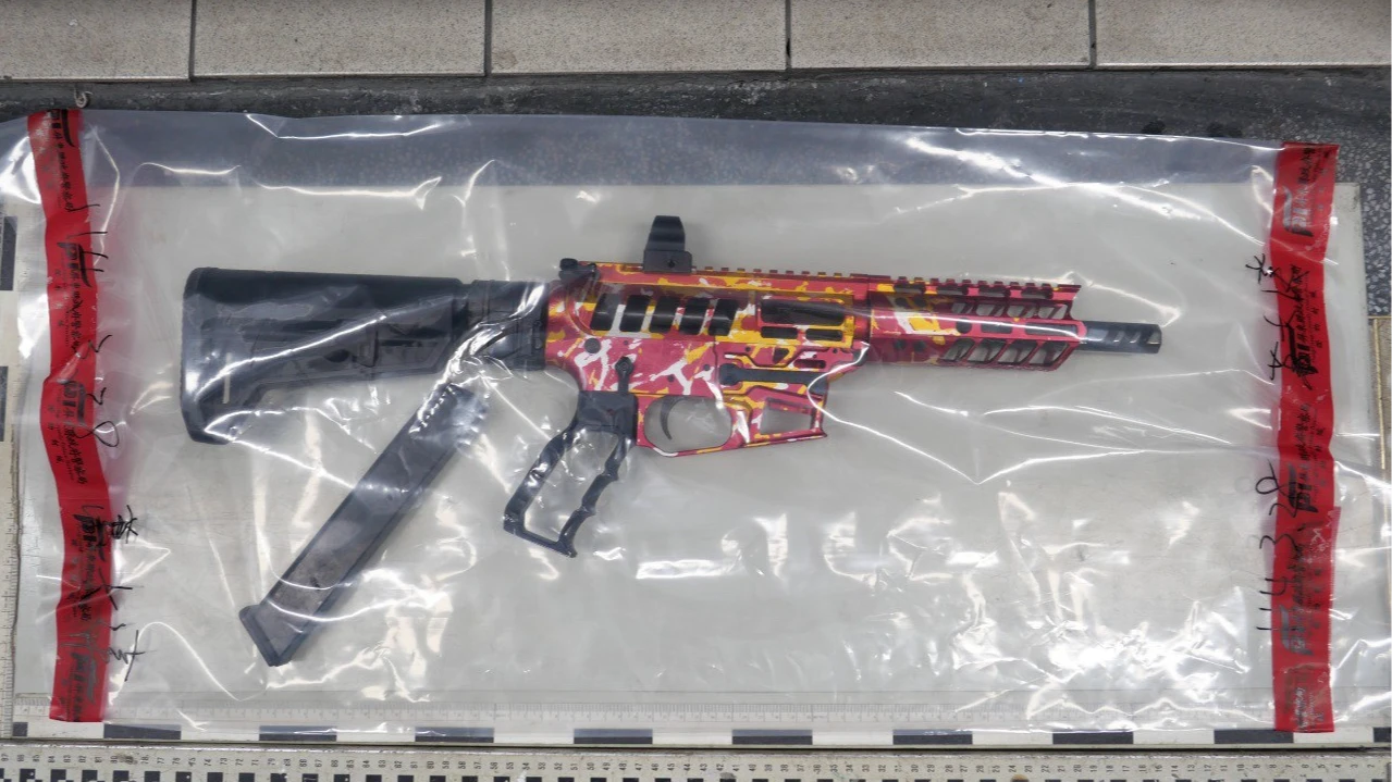 檢警查獲衝鋒槍等武器。讀者提供