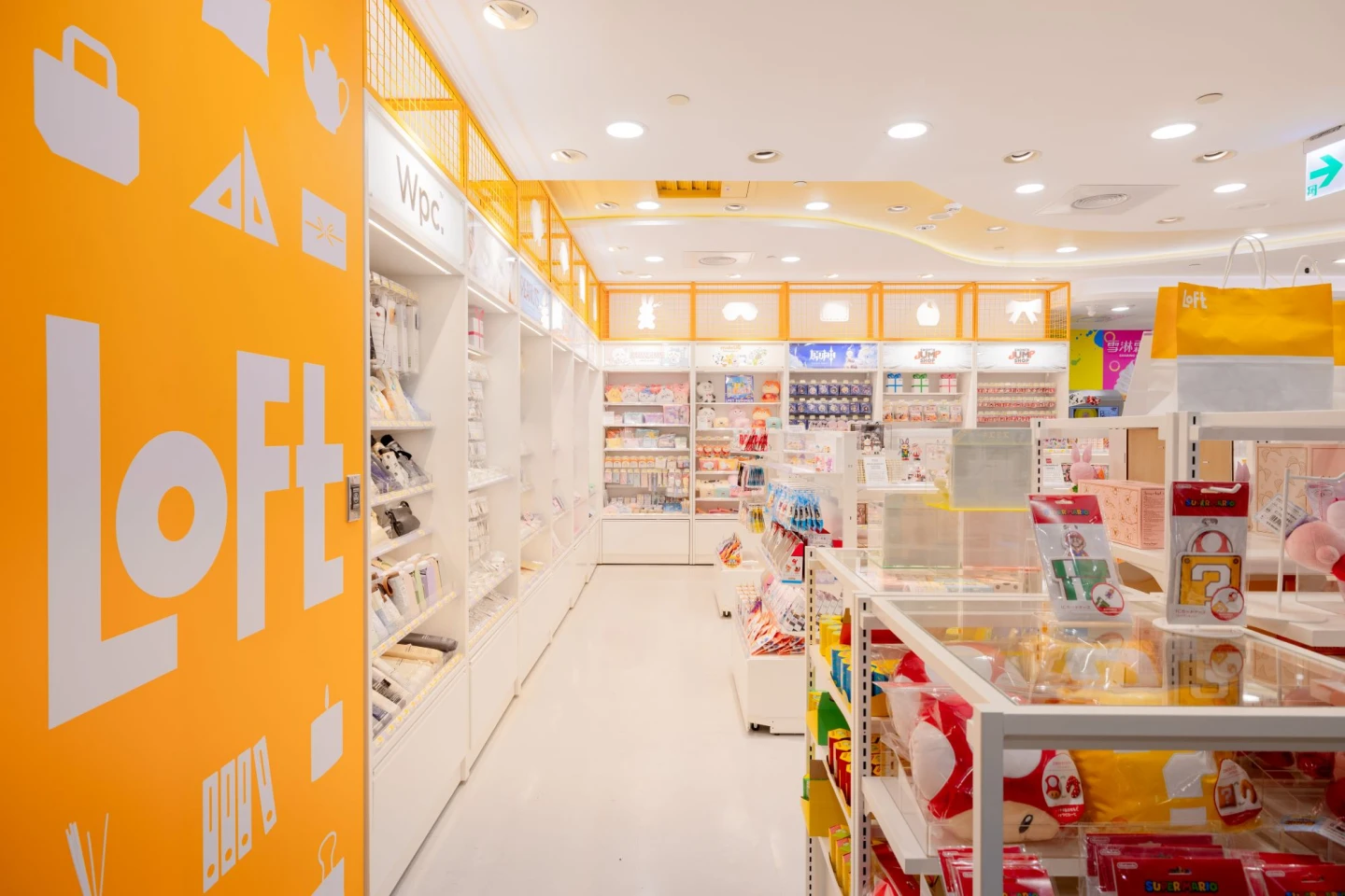 全台首間「LOFT SELECT」店內天花板造型採用局部內凹設計。業者提供