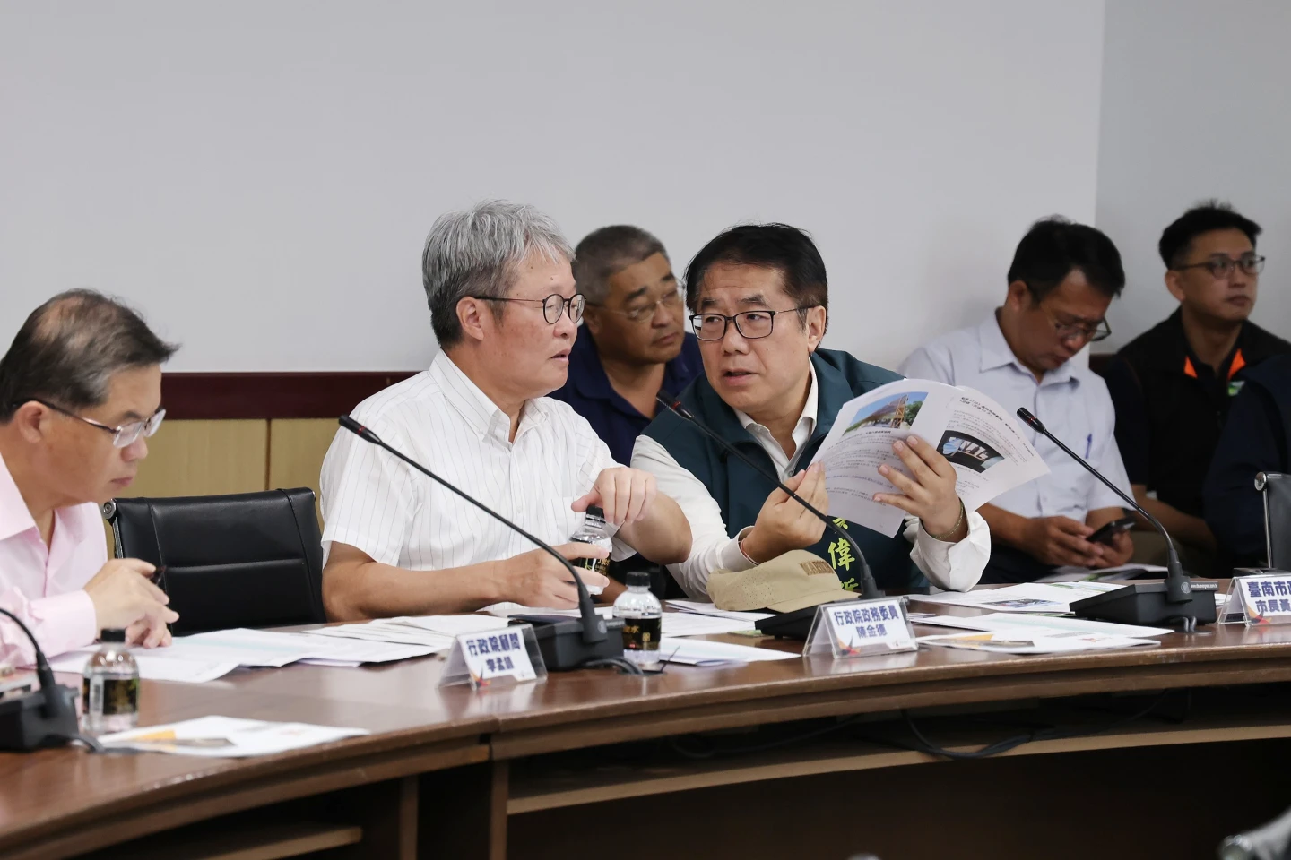 黃偉哲與行政院政務委員陳金德交換意見。市府提供