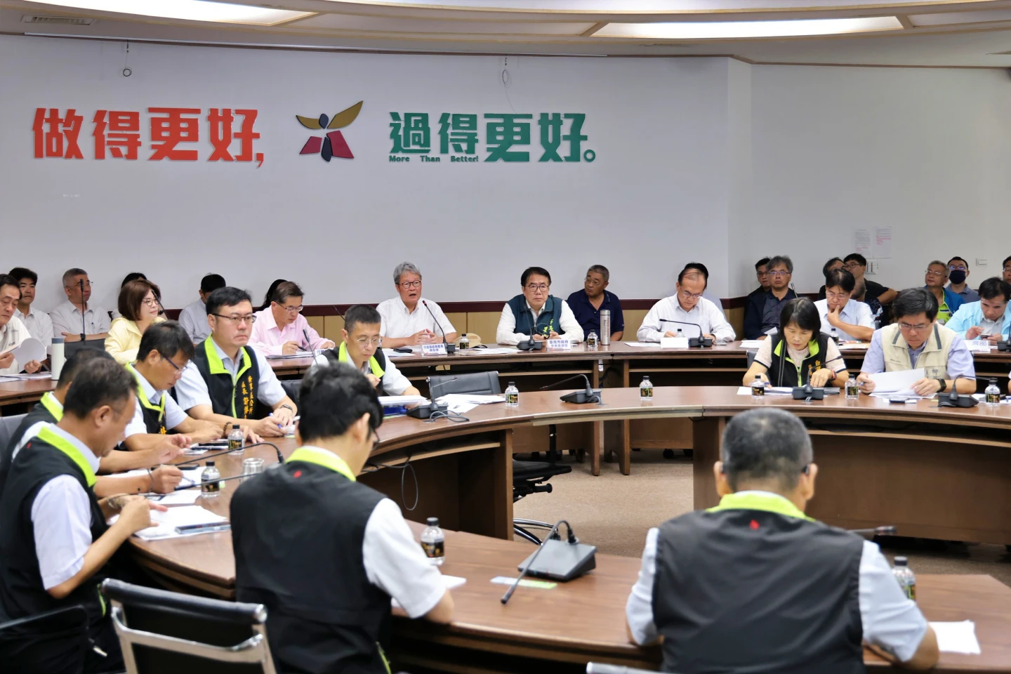 「雲嘉南災後復原前進指揮所」今天邀集地方政府開會討論大規模修繕事宜。南市府提供