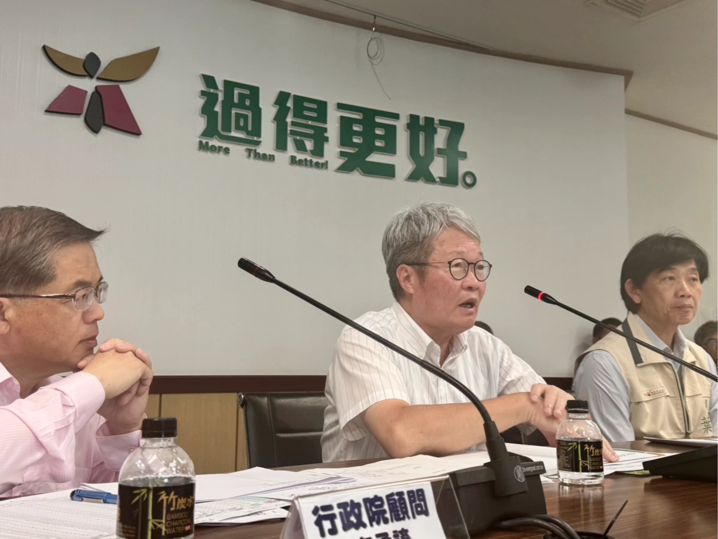 政委陳金德(中)、政院顧問李孟諺(左)分別擔任雲嘉南災害復原指揮所指揮官、副指揮官。政院提供