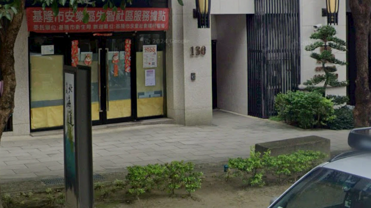 林男行經基隆市樂利二街62巷人行道,因青苔滑倒受傷。翻攝Google地圖