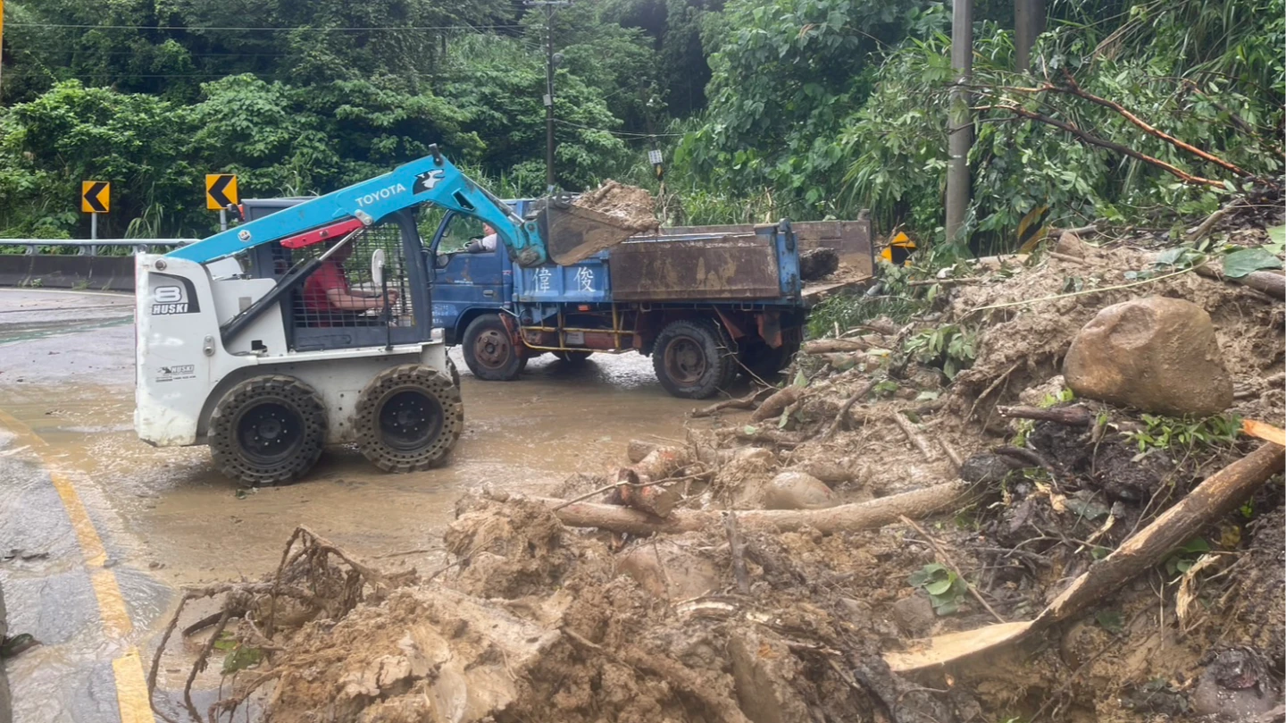 台中市受到豪大雨影響,北屯區東山路二段發生土石崩塌,市府緊急派員進行路面清理。中市府提供
